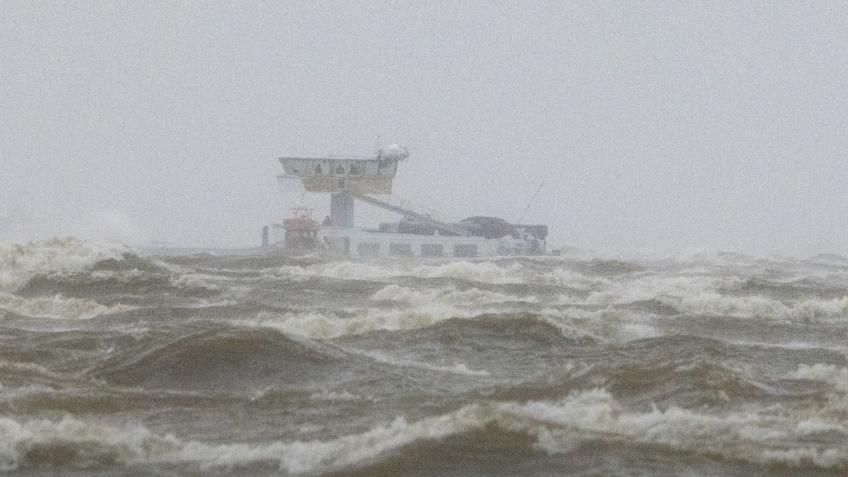 UPDATE: Gezonken vrachtschip IJsselmeer naar haven Kornwerderzand gesleept