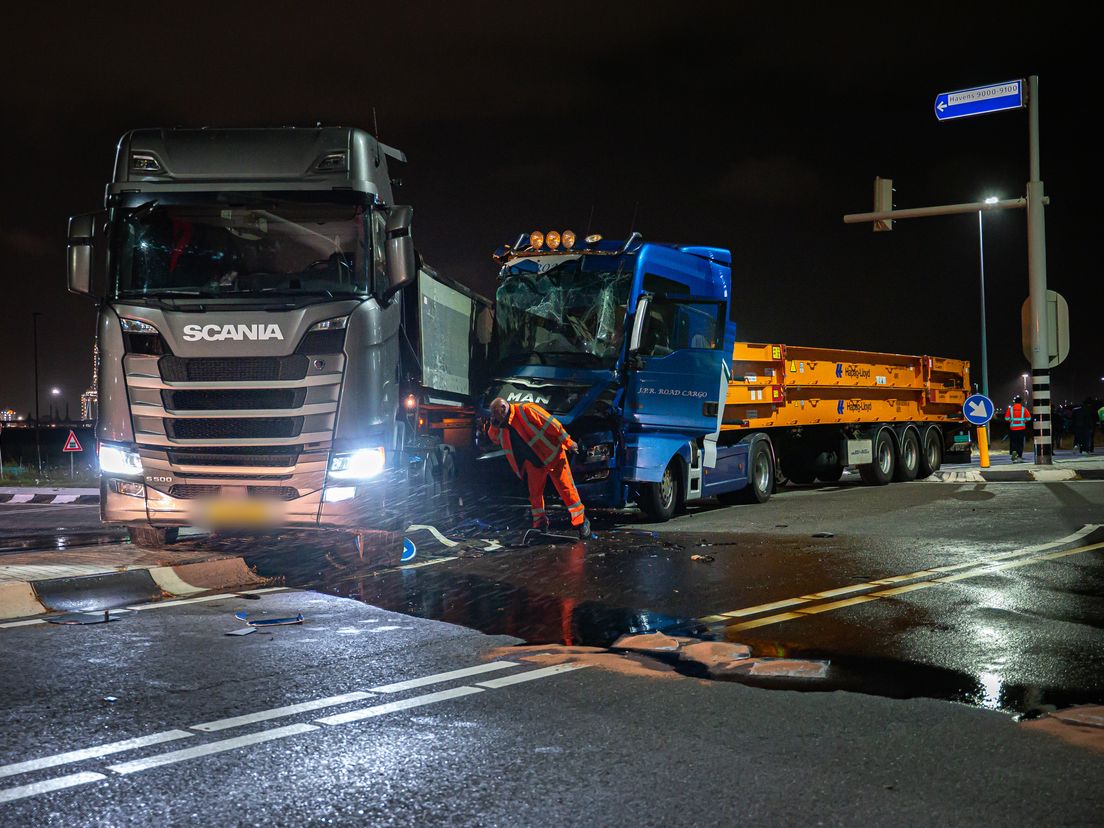 Door het ongeluk lag er veel diesel en olie op de weg.