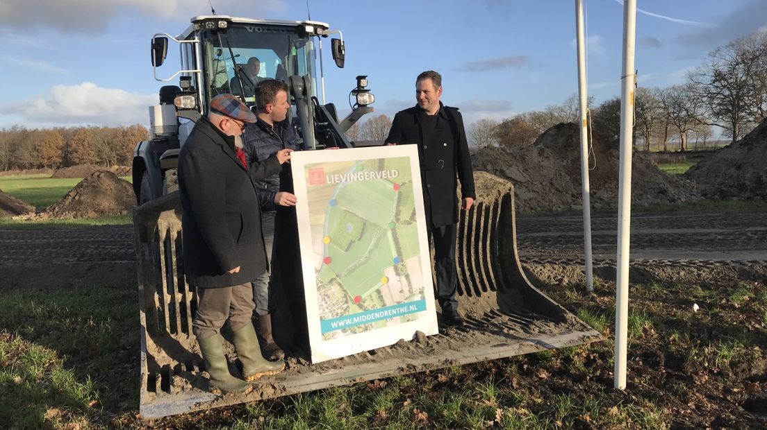 Herman Weggemans en Jeroen Nijland geven het startsein voor de bouw samen met wethouder Dennis Bouwman (r.) (Rechten: RTV Drenthe/Jeroen Willems)