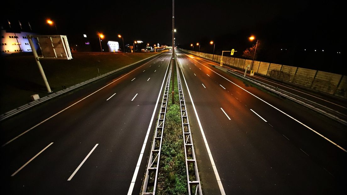 Een lege A13 tijdens de avondklok