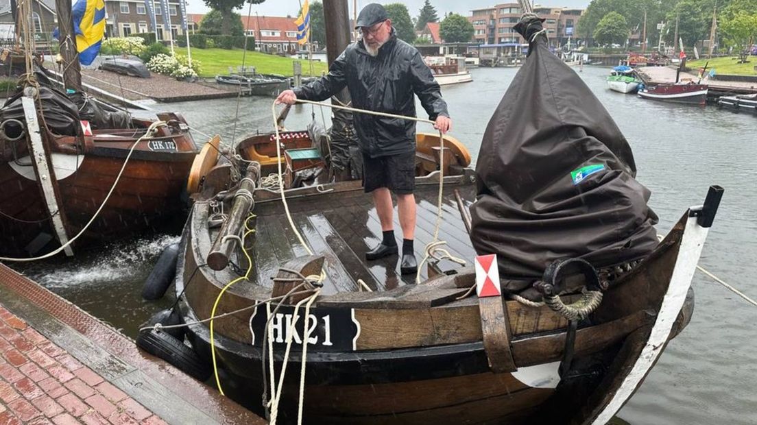 Evert-Jan haalt zijn botter alvast binnen.