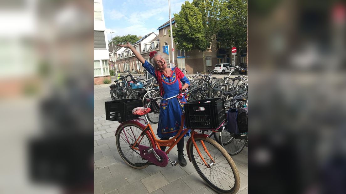 Een dolblije juf Jen die weer herenigd is met haar geliefde tweewieler.