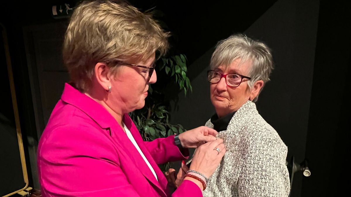 Ans Klok ontvangt erespeld van Huus van de Taol