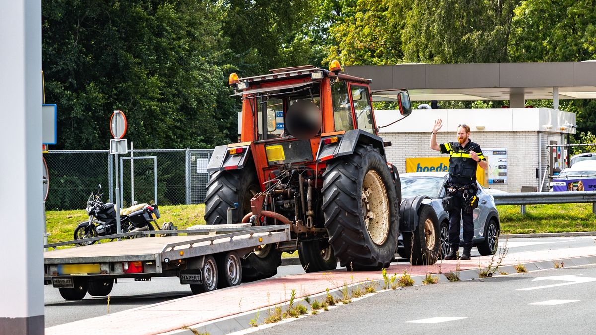 Trekkerbestuurder scheldt verkeersregelaar uit om wegafsluiting Heerenveen