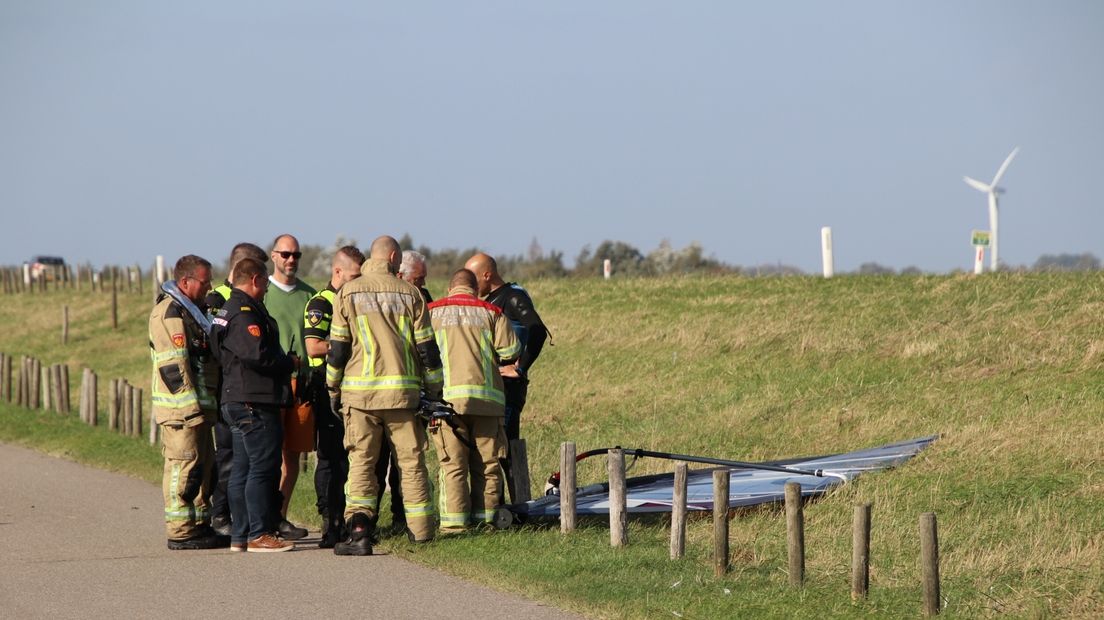 De vermiste surfer werd door kitesurfers aan de kant gebracht.
