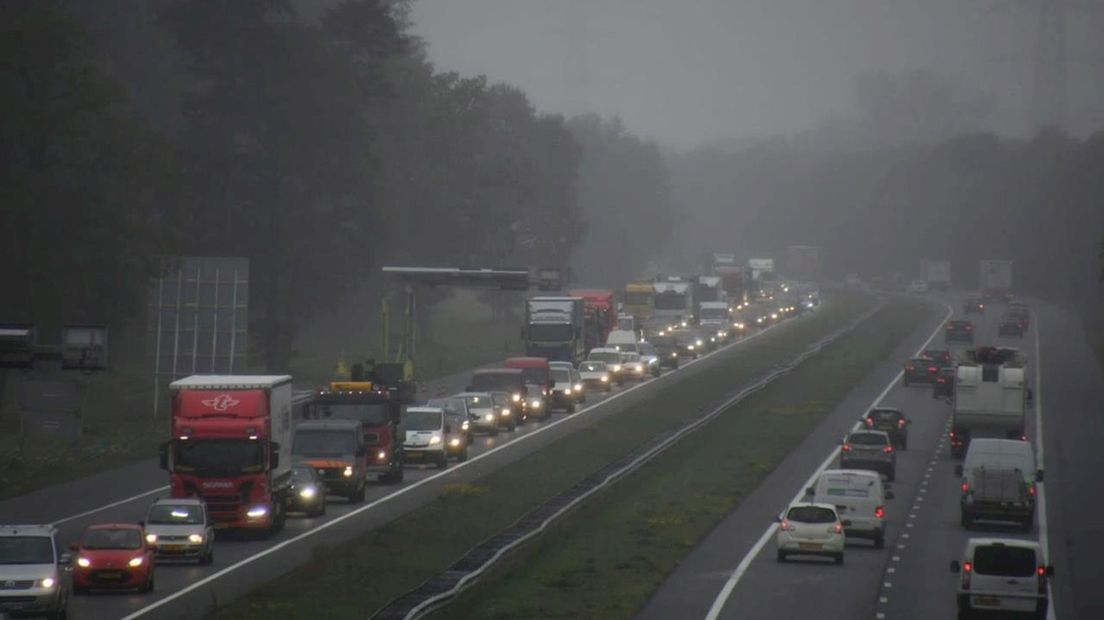 Opnieuw raak op A35 bij Enschede: auto botst op vrachtwagen