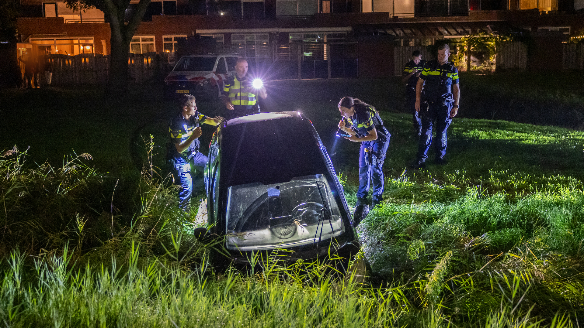 De auto crashte in een grasveld en belandde in een sloot.