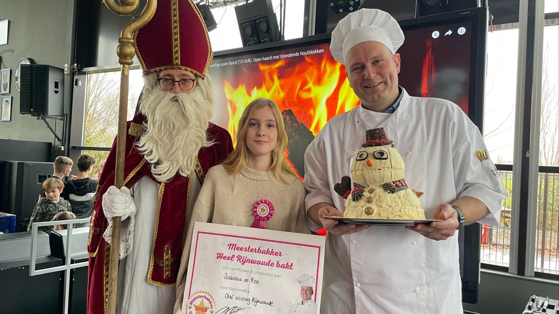 'Meesterbakker' Isabella de Roo met de tweekoppige jury: Sinterklaas en schooldirecteur Dennis Catsburg