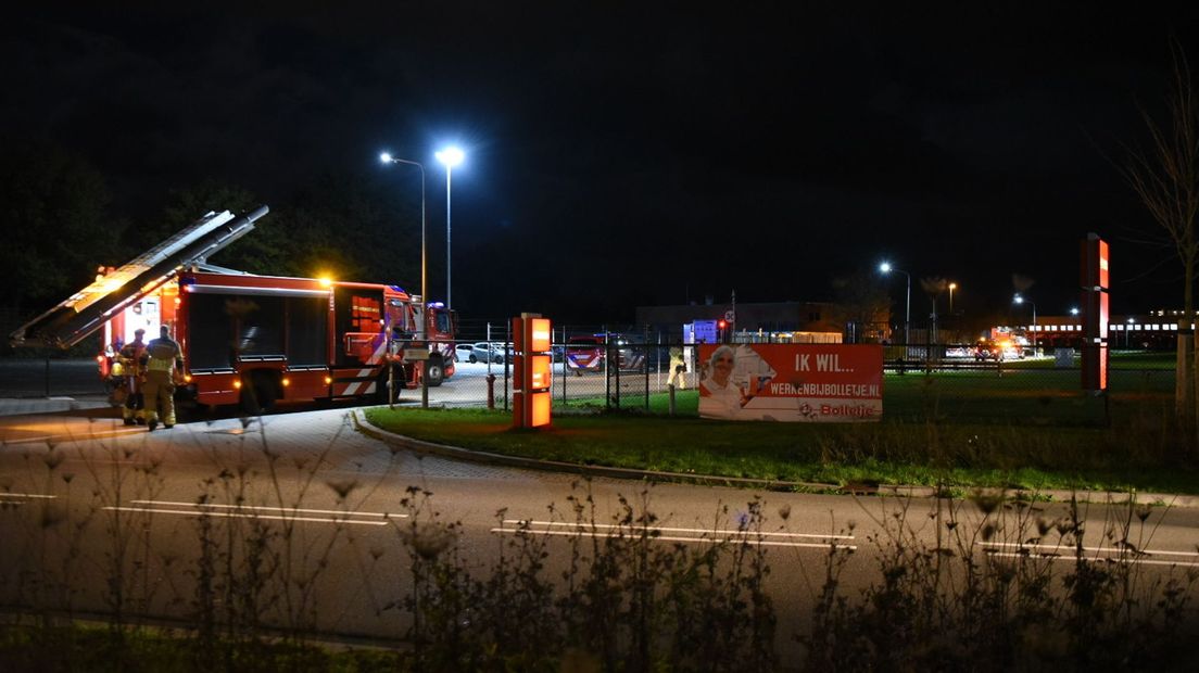 Een brandweerwagen arriveert bij Bolletje in Almelo nadat daar brand is uitgebroken.