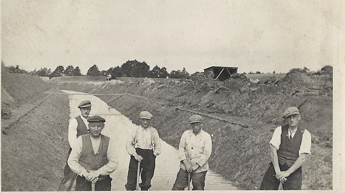 Arbeiders graven het Twentekanaal uit