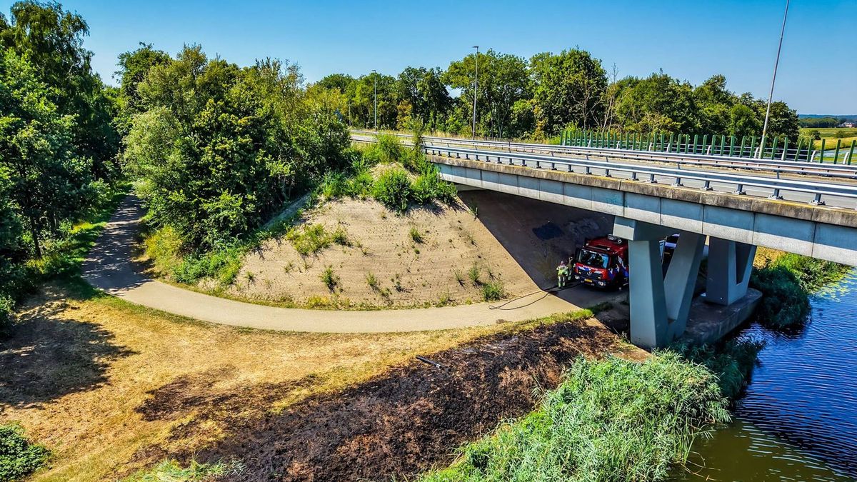 Brandweer blust bermbrand in Doesburg