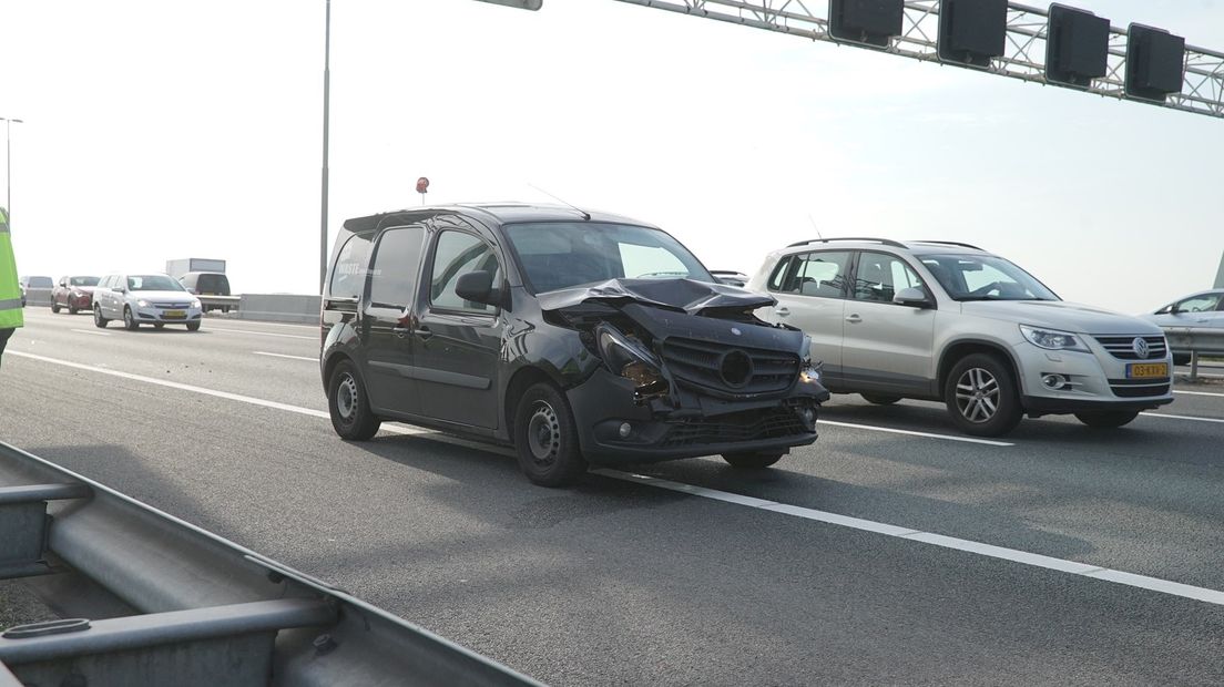 De auto reed achterop een vrachtwagen