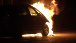 Auto vliegt in brand in Assen