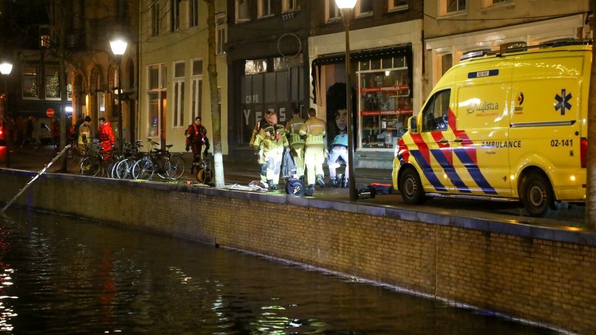 Brandweer haalt man uit Leeuwarder stadsgracht | Eén persoon overleden bij ongeluk op A31