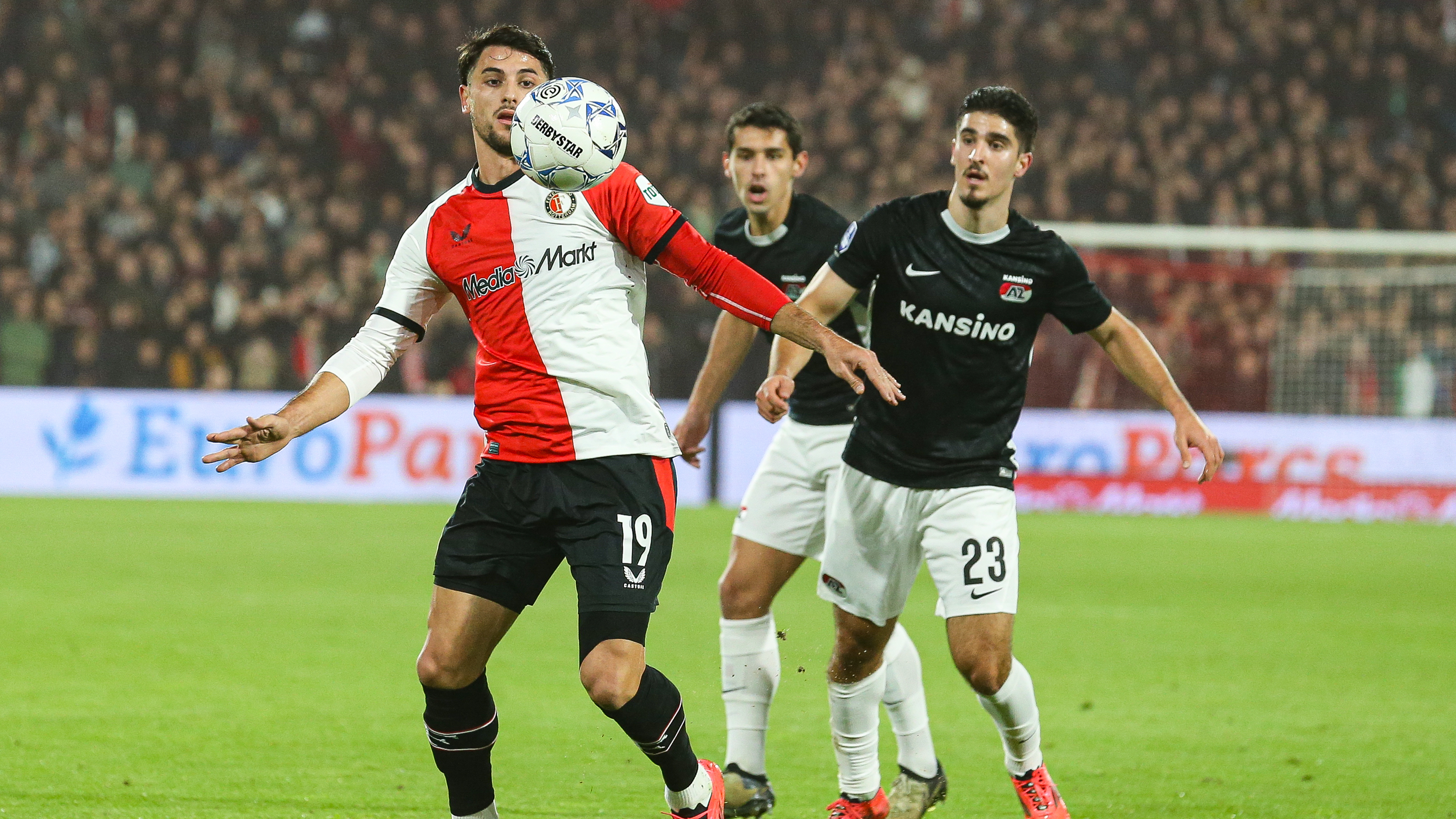 Feyenoord toont karakter en wint in topper van AZ - Rijnmond