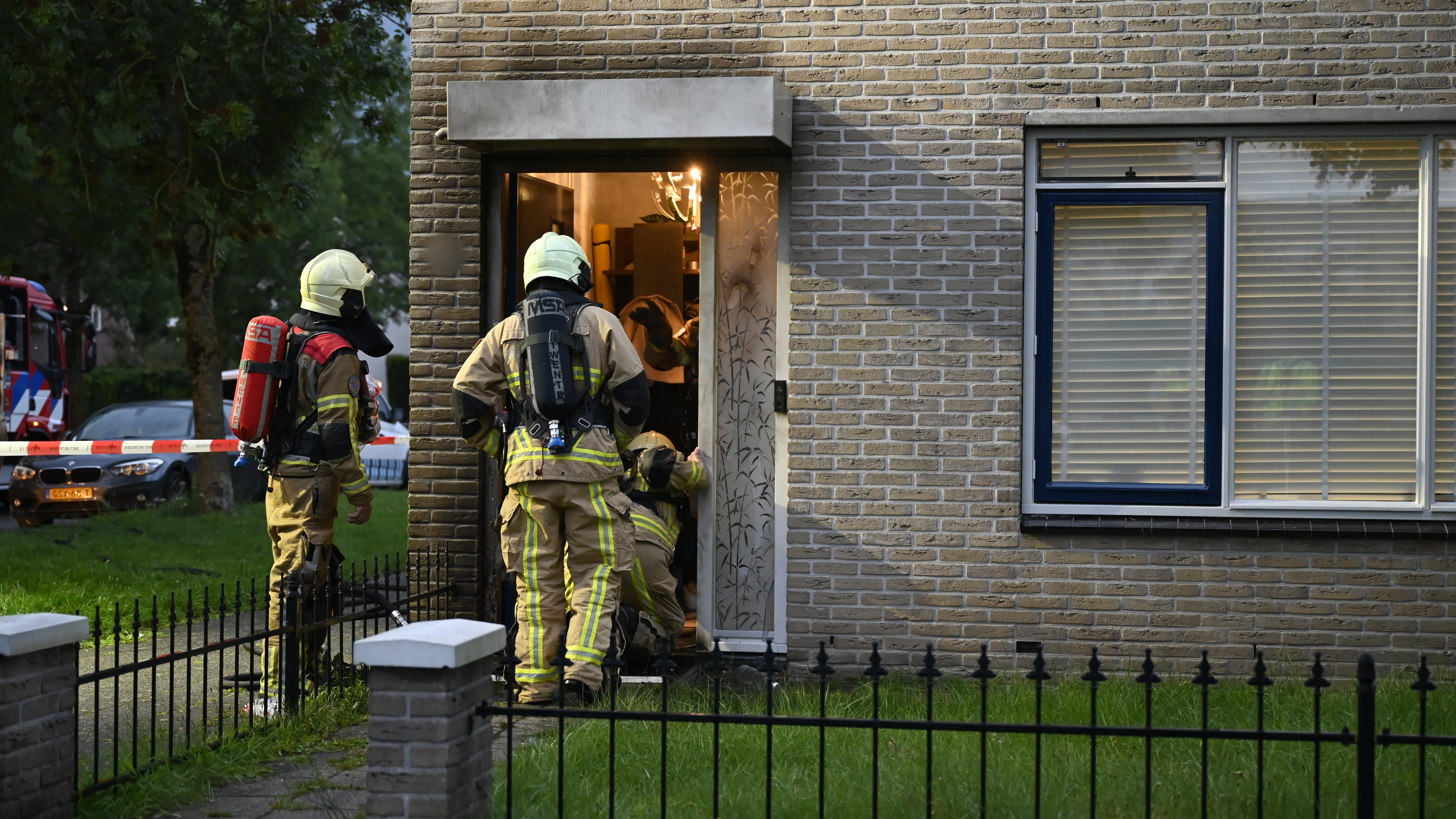 Brandweer bij de woning aan de IJsduiker in Almelo.