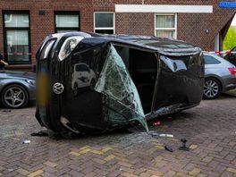 Automobilist ramt twee geparkeerde auto’s | Persoon uit een sloot gered