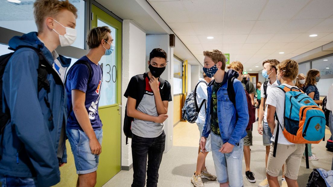 Middelbare scholieren mogen weer naar school I