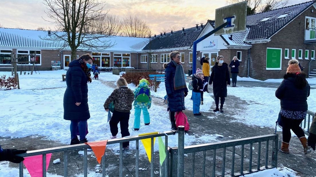 Vlaggetjes op het schoolplein van Kindercentrum de Holtenhoek in Vries