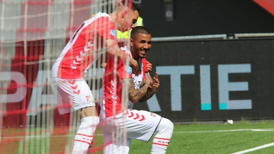 Peña viert één van zijn drie goals tegen SC Heerenveen