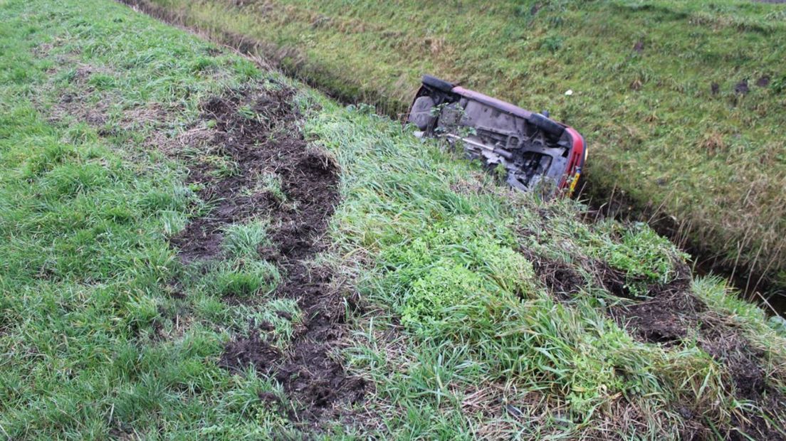 De auto kwam in de sloot terecht
