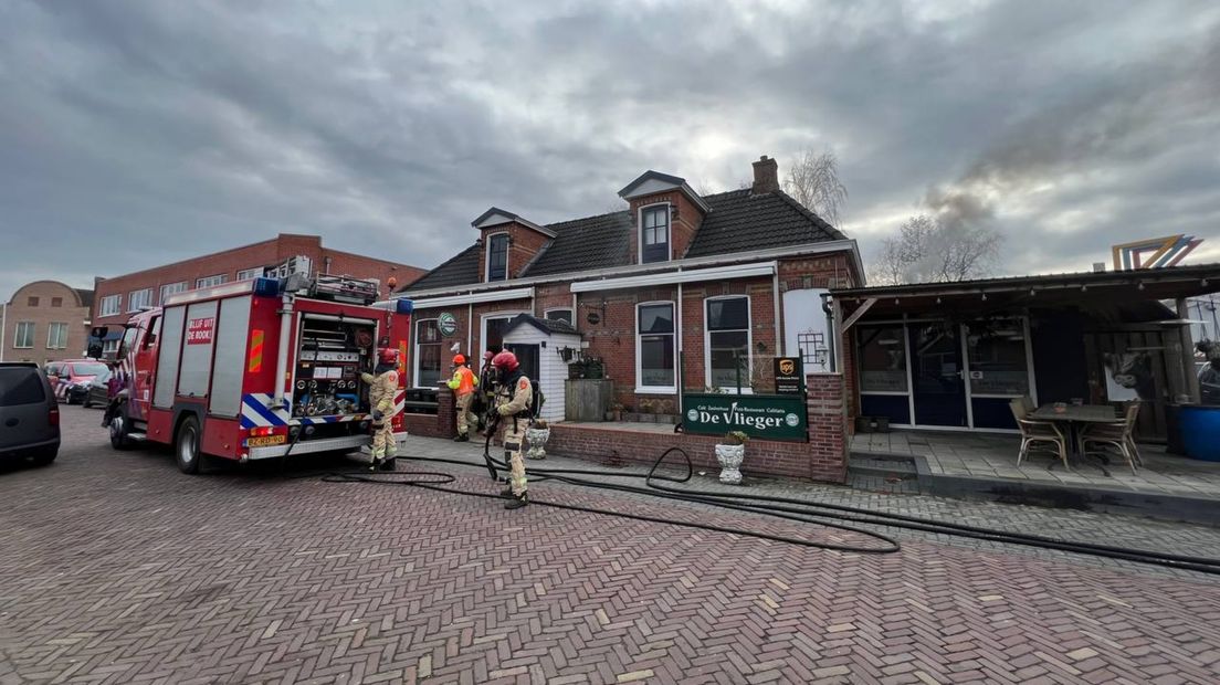 De brandweer is aanwezig bij de cafetaria