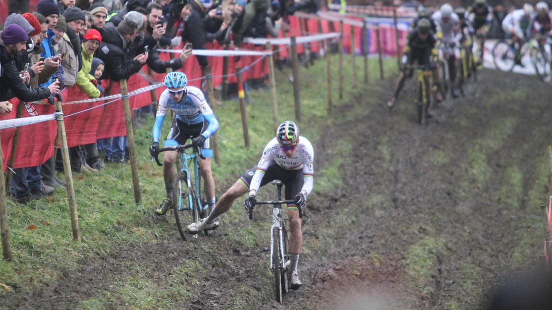 Wereldkampioen Wout van Aert in actie tijdens de Vestingcross in Huls