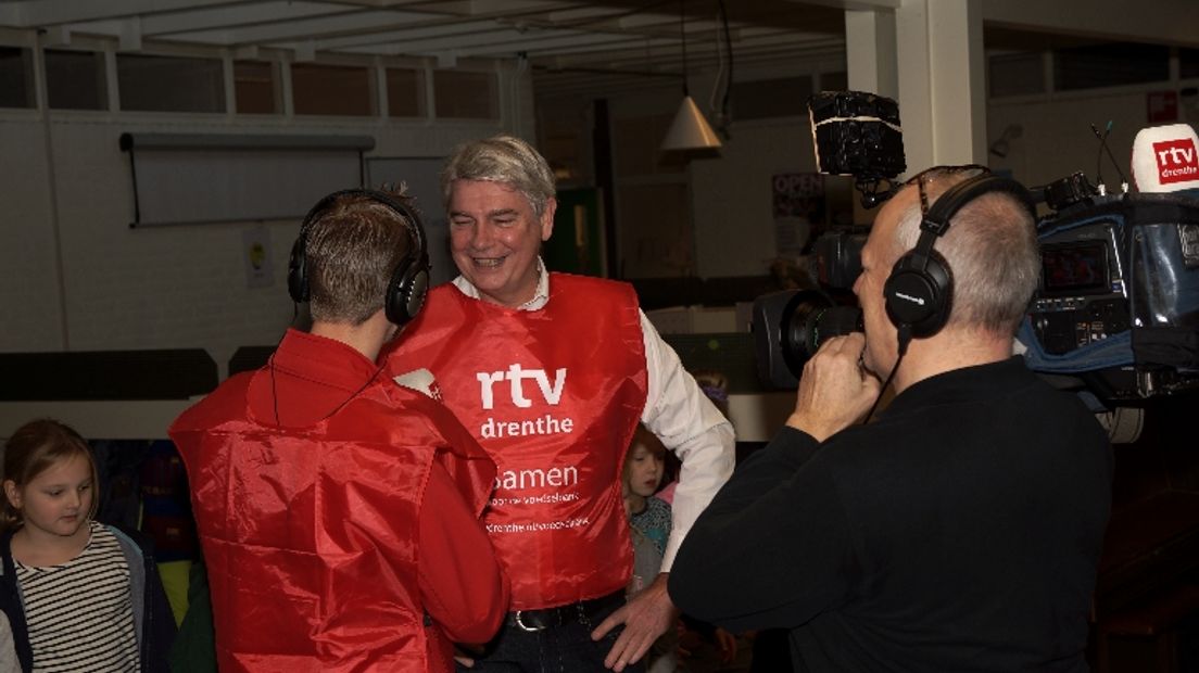 Directeur Dink Binnendijk van RTV Drenthe opende de actie op De Hekakker in Norg.