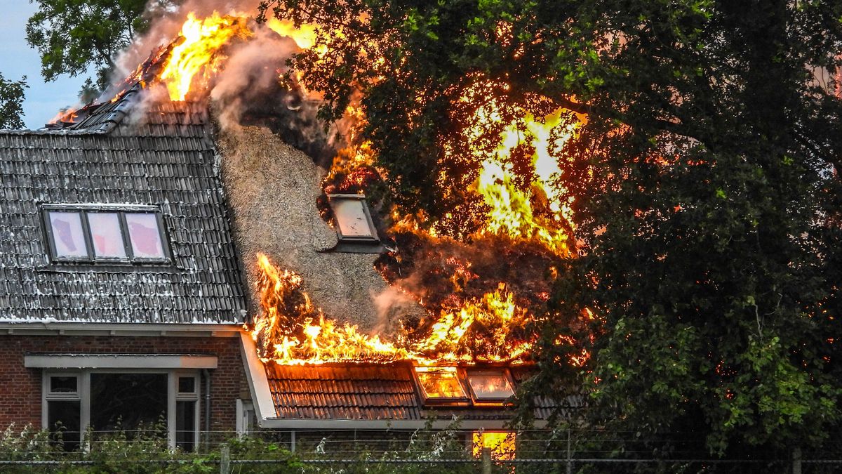 Catastrofe in Sumar: boerderij volledig in de as gelegd bij grote brand