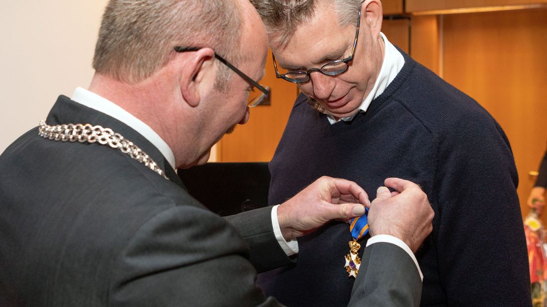 Langendijk werd benoemd tot Ridder in de Orde van de Nederlandse Leeuw (Rechten: archief RTV Drenthe)