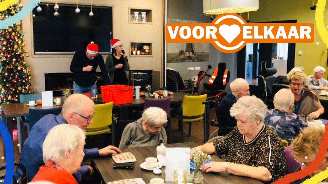 Oetse Eilander en Petra Mulder organiseerden een Klouk-bingo in zorgcentrum Het Hooge Heem