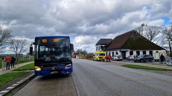 Twee gewonden bij ongeluk met lijnbus en auto op kruising in Ubbena.