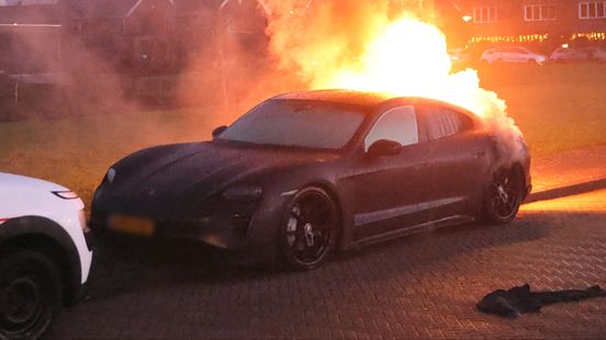 Opnieuw autobrand in zelfde straat: 'Al zeker 10 auto's zijn beschadigd' Home