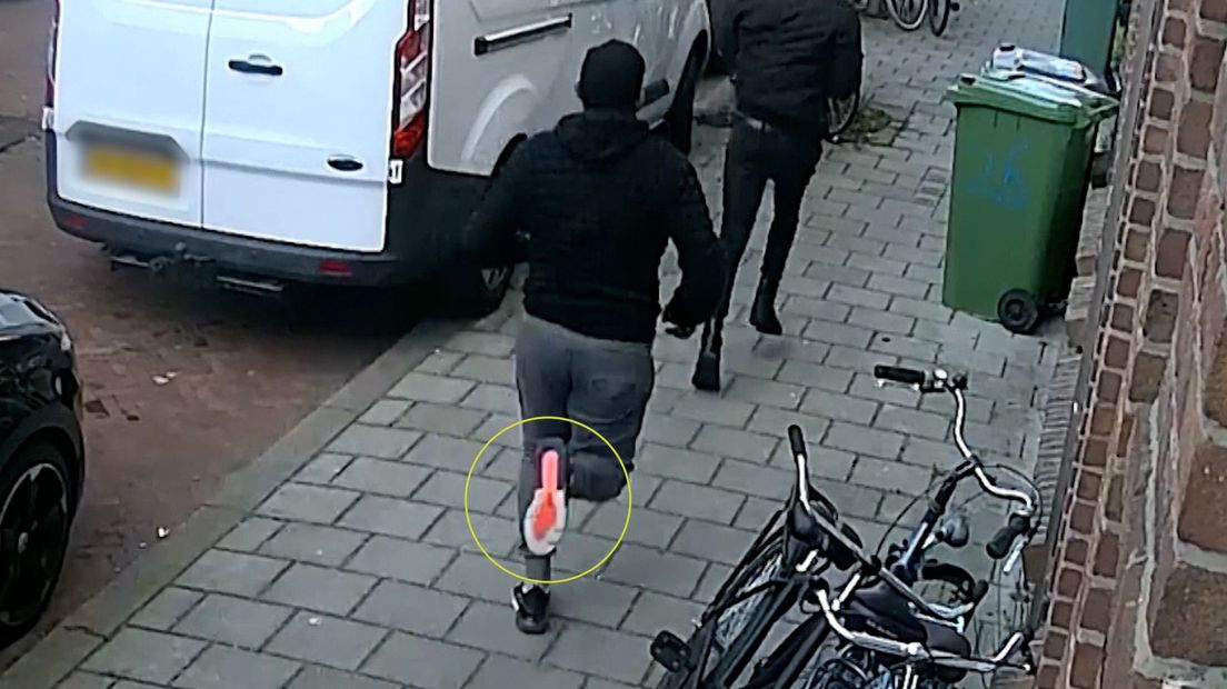 De ander heeft schoenen met rode zolen