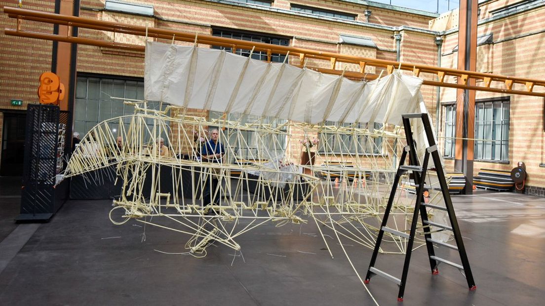 Kunstenaar Theo Jansen en het Strandbeest. 