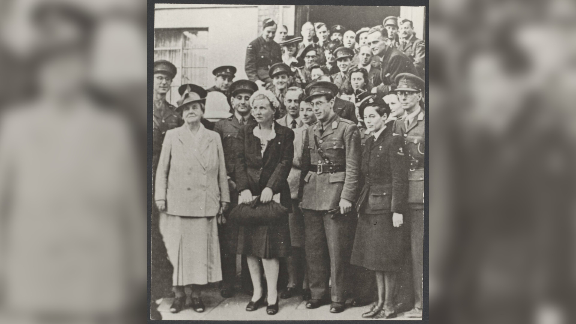 Engelandvaarders samen met koningin Wilhelmina en prinses Juliana.