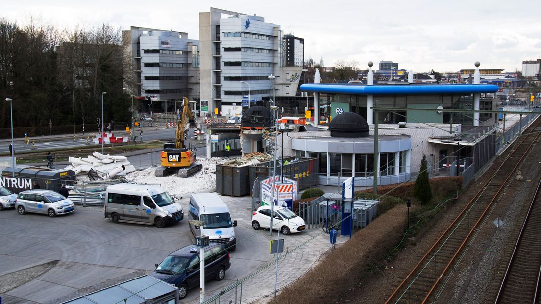 Het stationsgebouw wordt gesloopt (Rechten: Kevin van der Laan / OV Nieuws GD)