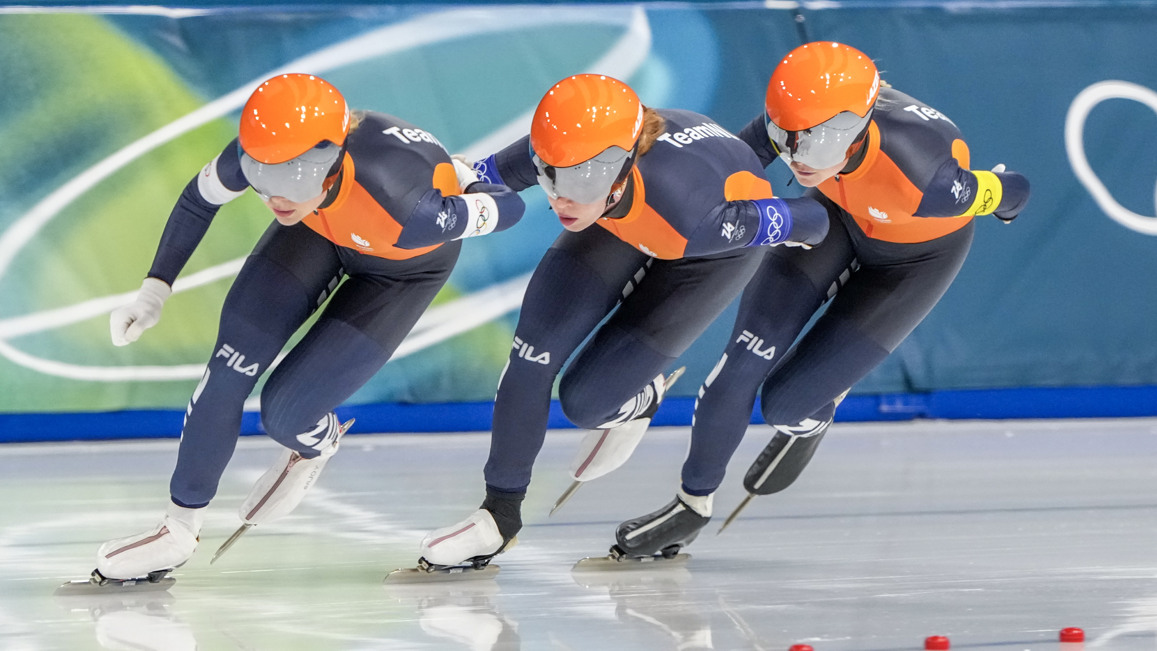 Antoinette Rijpma-de Jong (midden) en Marijke Groenewoud (rjochts) mei Joy Beune op de ploege-efterfolging