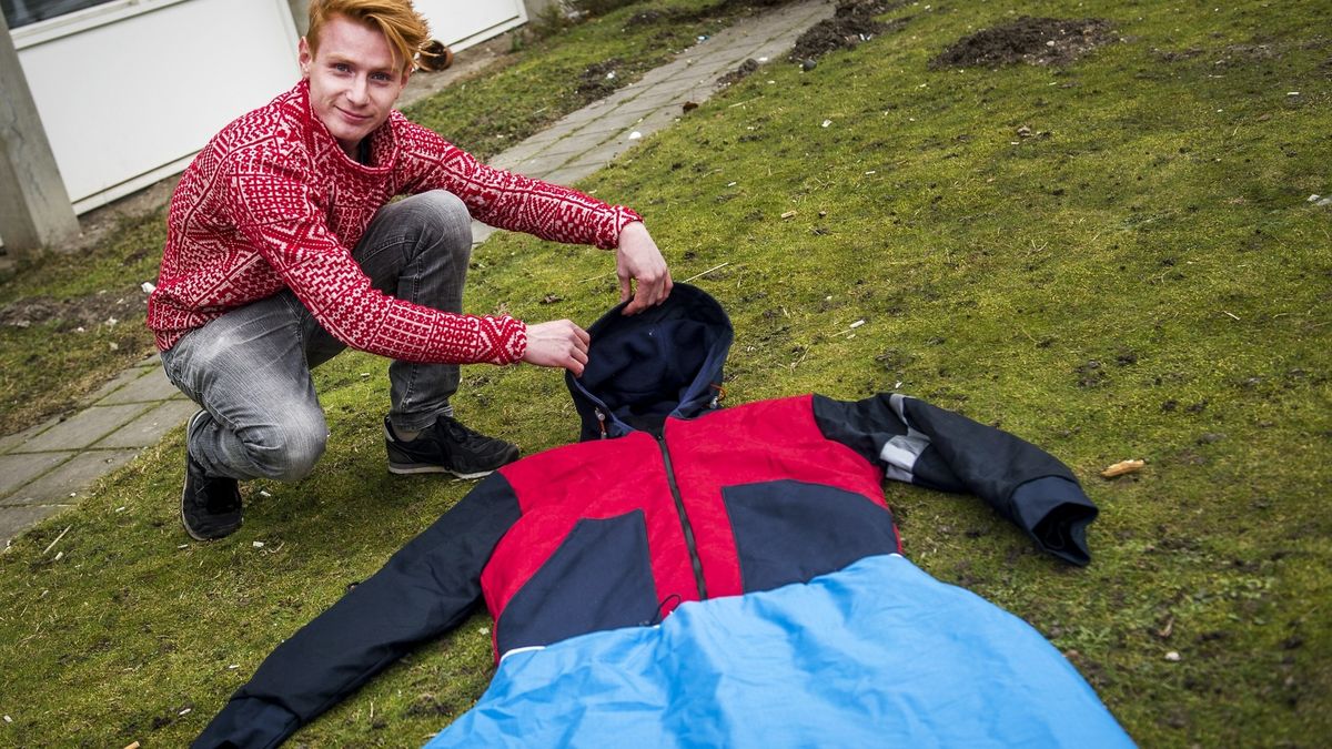 Hulpverleners in Groningen slapen buiten om geld in te zamelen voor sheltersuits