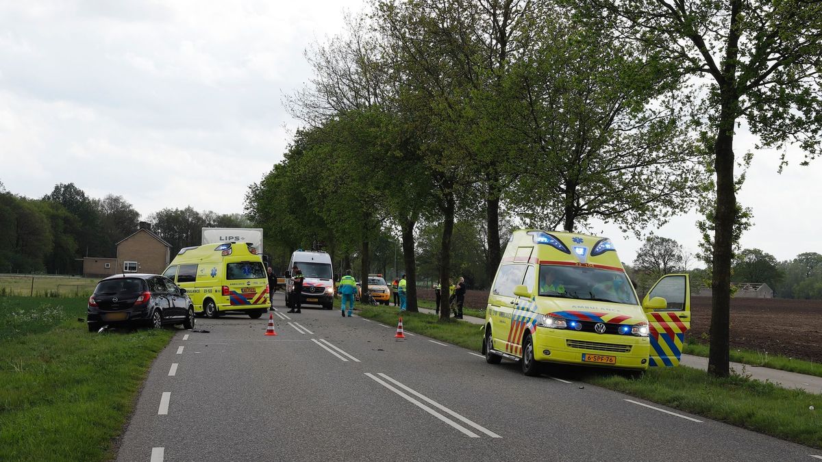 Auto botst tegen boom in Meerlo, traumaheli opgeroepen