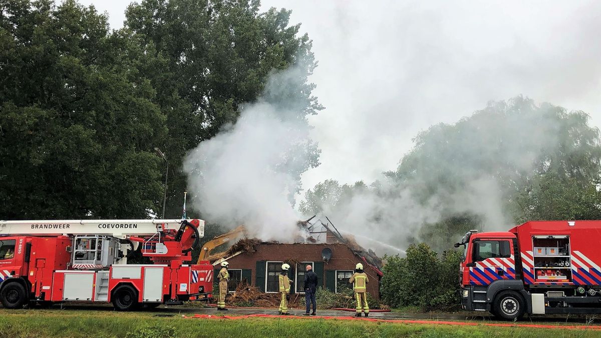 Rietgedekte woonboerderij bij Oosterhesselen door brand verwoest