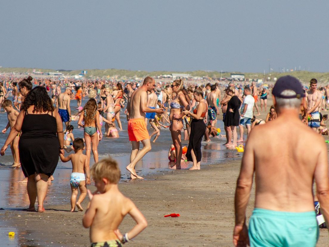 Een vol strand in Hoek van Holland