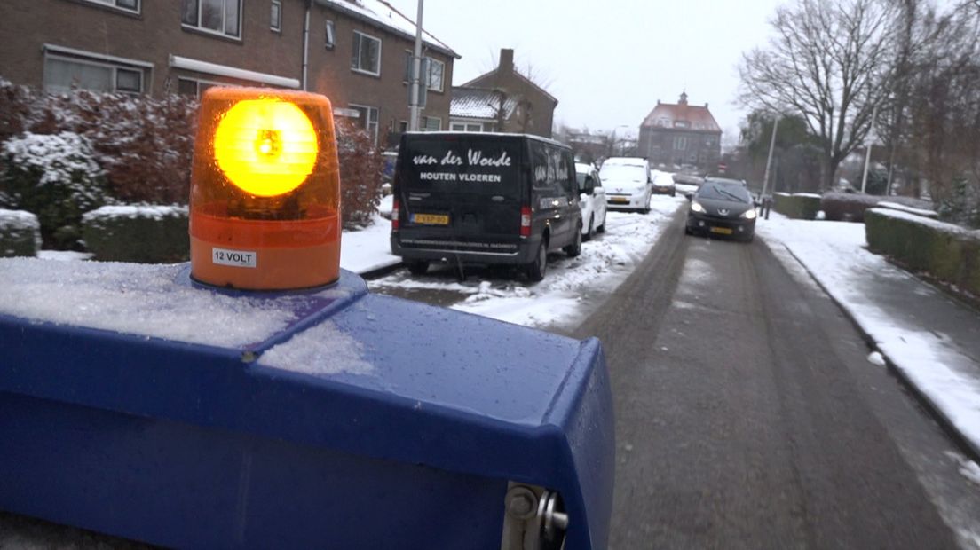 De strooiwagen van Aad en Jan in het centrum van Schipluiden. 