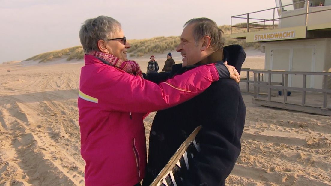 Omhelzing bij overhandiging bordje Asannat