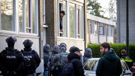 Verwarde man met samuraizwaard wordt onder schot gehouden en later gearresteerd