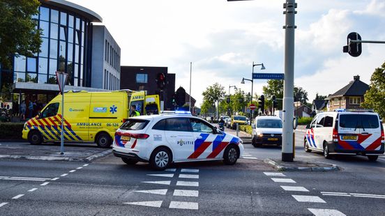 Fietsster gewond na botsing op kruispunt in Apeldoorn.