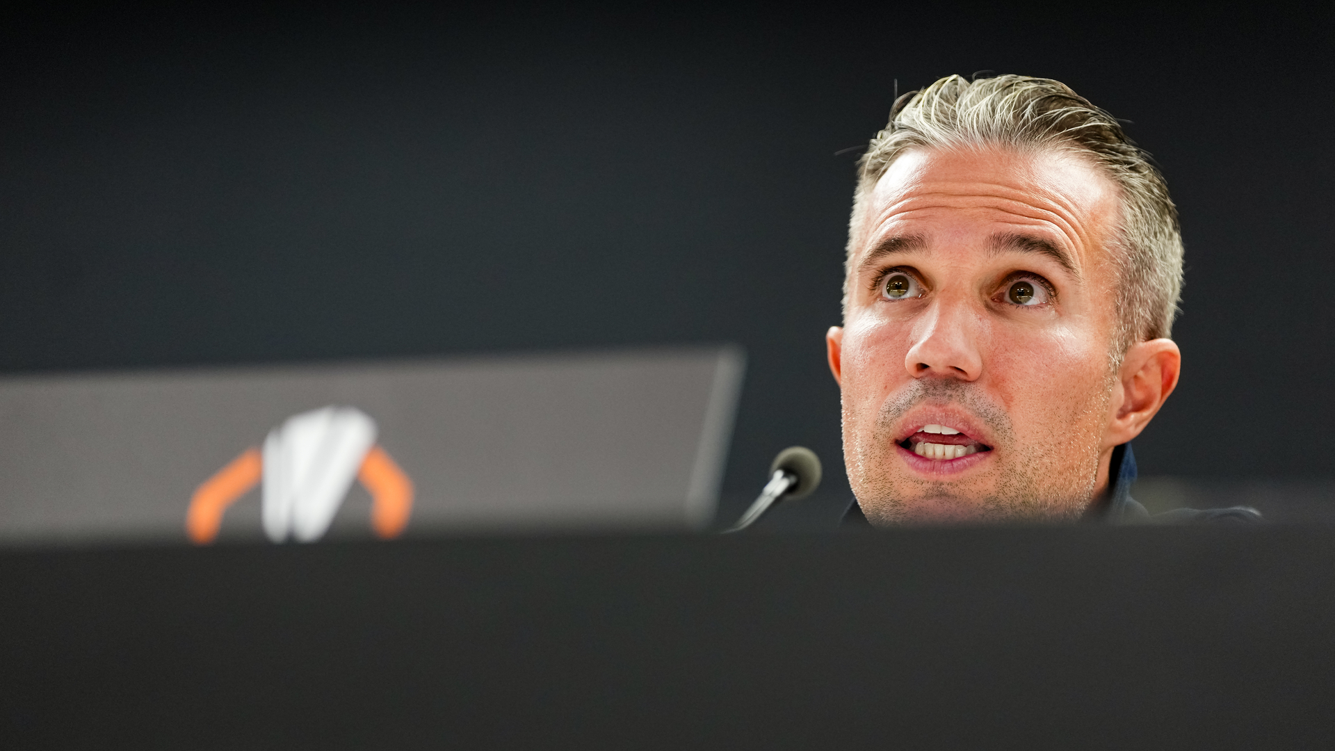 Robin van Persie tijdens zijn persconferentie