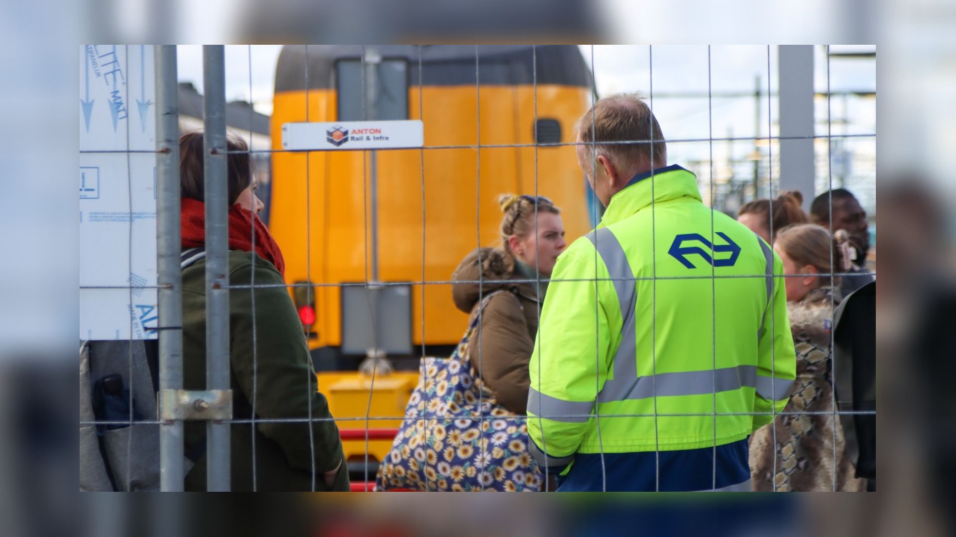 Treinverkeer NS Ligt Hele Dag Plat Door Storing, Bussen Arriva Slaan ...