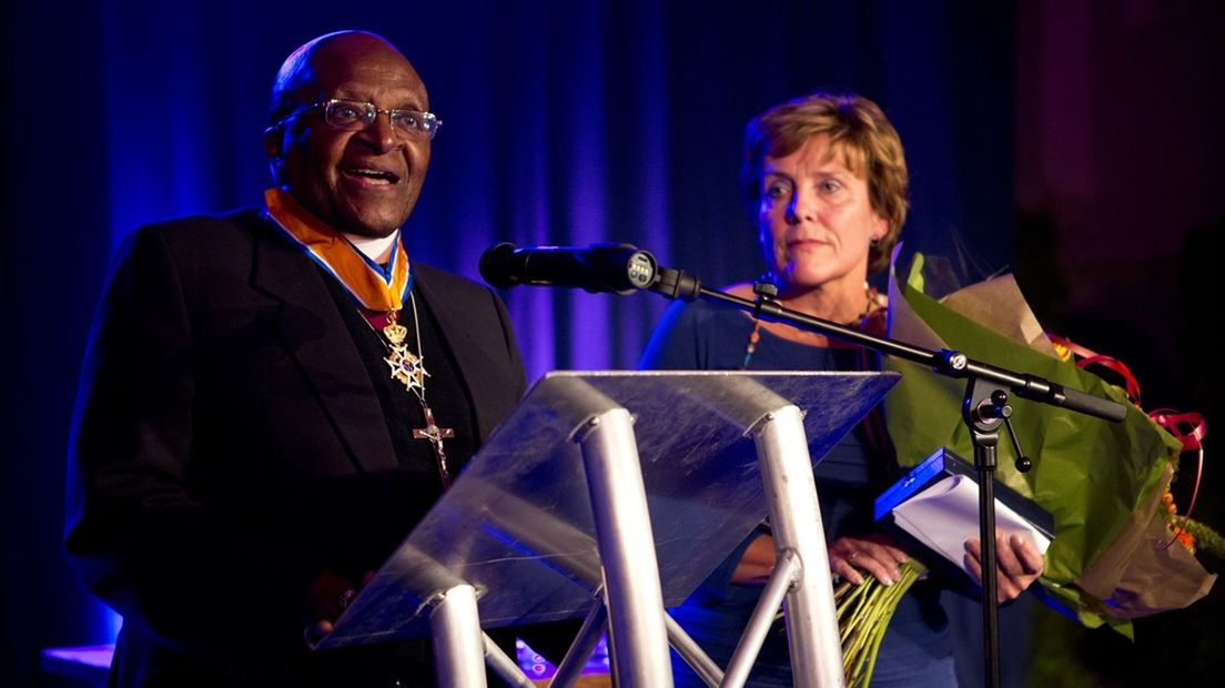 Desmond Tutu kreeg in 2012 tijdens bezoek aan Overijssel een onderscheiding