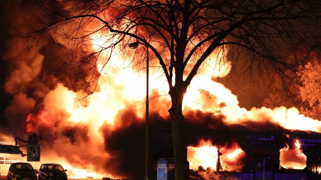 Grote brand aan de Burgemeester van Veenlaan in Enschede